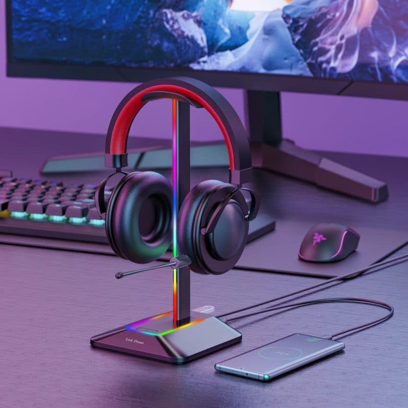 Soporte de auriculares con base RGB en un setup gamer