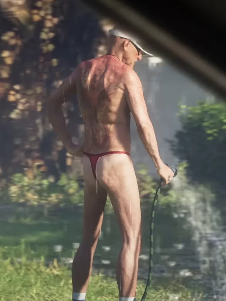El jardinero desnudo del tanga rojo