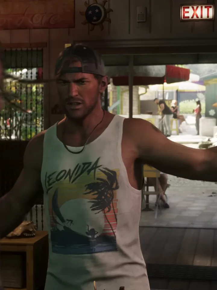 Dependiente de una tienda de souvenirs y cristales, con camiseta de tirantes tropical