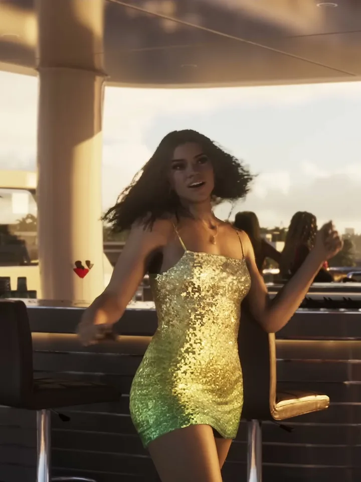 Mujer con vestido de lentejuelas doradas bailando en el bar del puerto