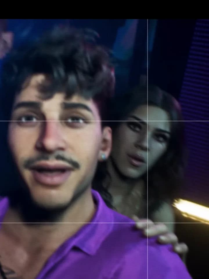 Joven con americana morada grabándose con dos amigas («Decid: Vice City»)