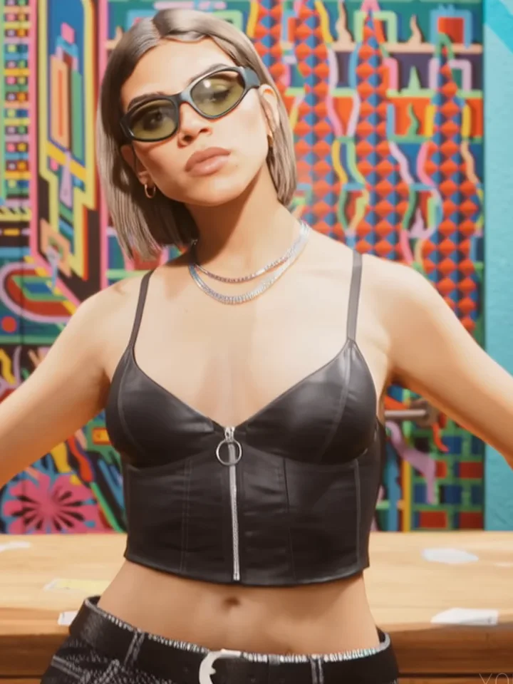 Mujer con gafas de sol y top de cuero negro apoyada con los brazos abiertos en la barra de un local con grafitis