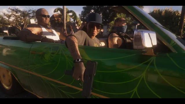 Lowrider verde con telaraña dorada en Tráiler de lanzamiento (0:19)