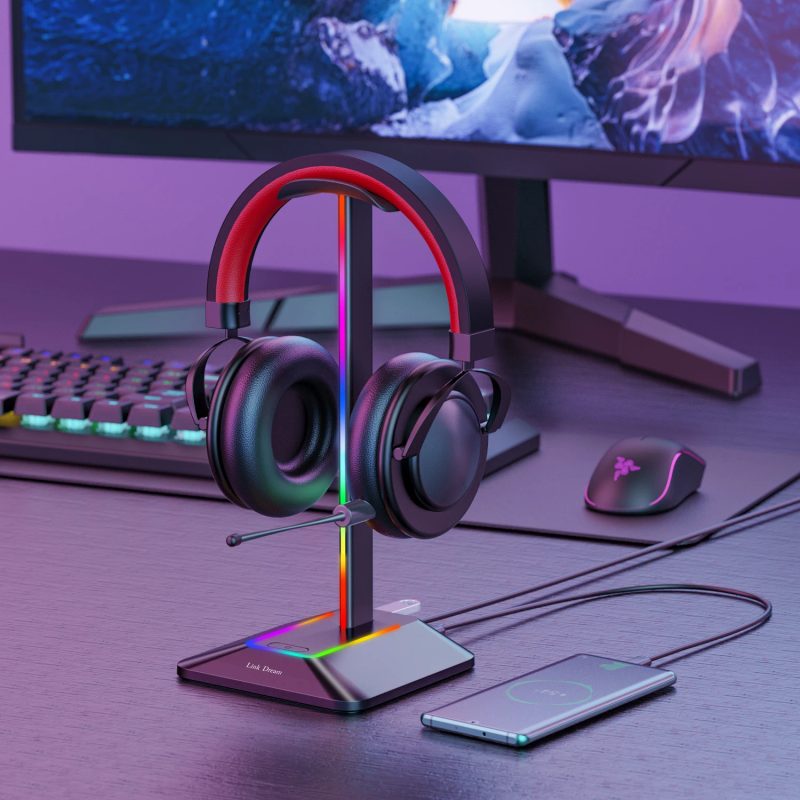 Soporte de auriculares con base RGB en un setup gamer